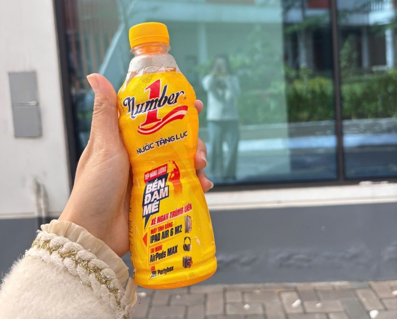 In the world of electric circuits and electromagnetic waves, Khanh Dieu always maintains positive energy with Number 1 to persistently pursue her passion for biomedical technology research. In the world of electric circuits and electromagnetic waves, Khanh Dieu always maintains positive energy with Number 1 to persistently pursue her passion for biomedical technology research.