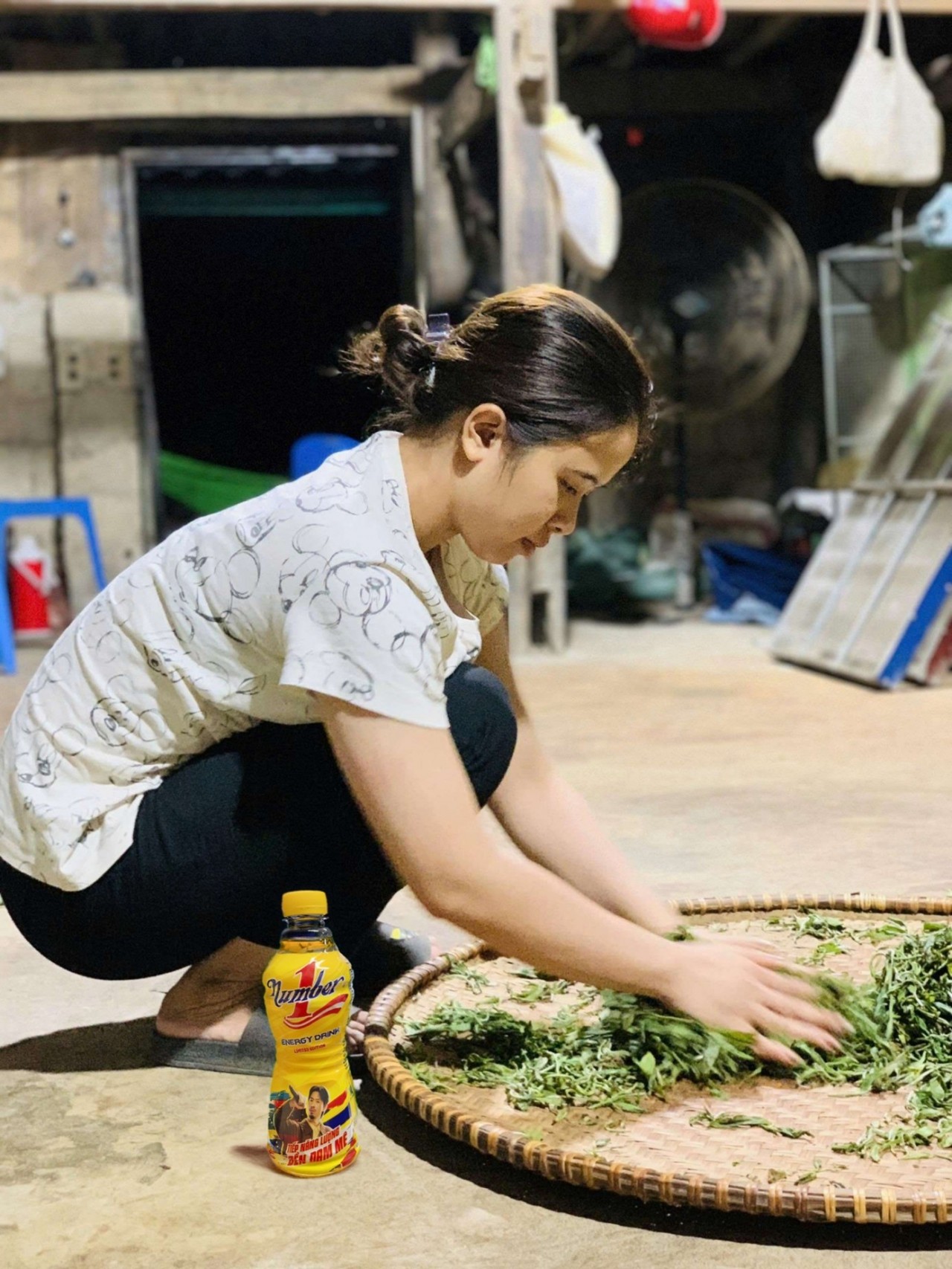 Linh in the middle of Tua Chua tea factory, where a young girl ignited her dream of making clean tea. Each batch of tea is the crystallization of faith, passion and unwavering energy from Number 1. Linh in the middle of Tua Chua tea factory, where a young girl ignited her dream of making clean tea. Each batch of tea is the crystallization of faith, passion and unwavering energy from Number 1.