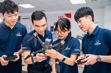 Nguyen Thi Khanh Dieu in the lab with friends exploring the world of biomedical engineering Nguyen Thi Khanh Dieu in the lab with friends exploring the world of biomedical engineering