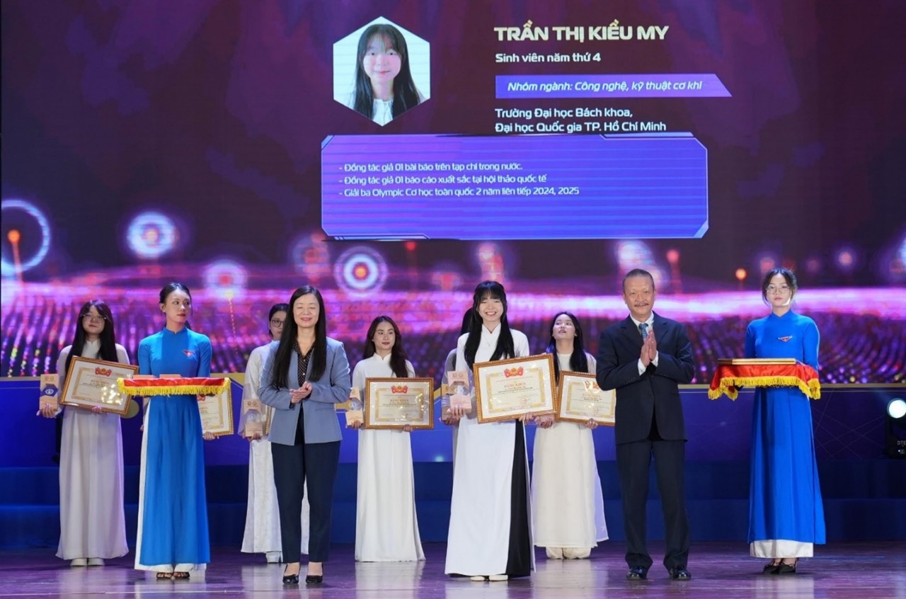 Tran Thi Kieu My received the 2025 Vietnam Science and Technology Female Student Award from the Organizing Committee and representative of Number 1 brand. Tran Thi Kieu My received the 2025 Vietnam Science and Technology Female Student Award from the Organizing Committee and representative of Number 1 brand.