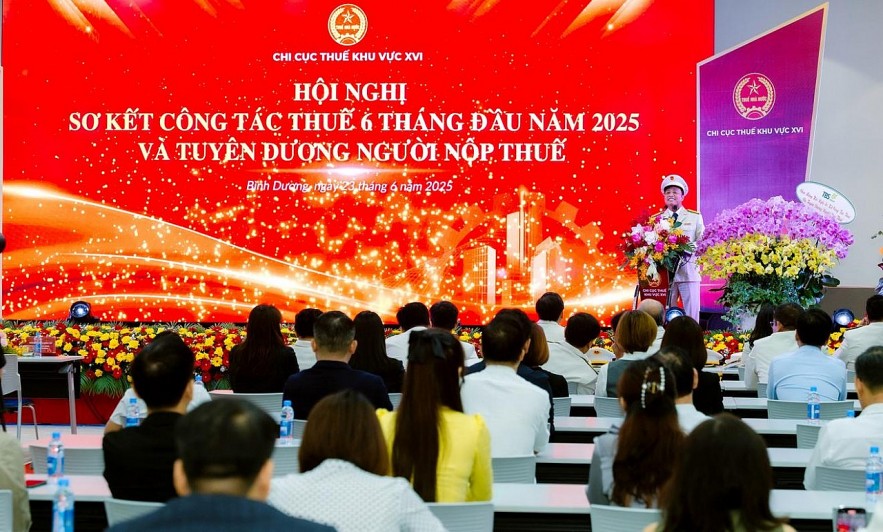 A representative of Tan Hiep Phat Trading & Service Co., Ltd. received a certificate of commendation from the leadership of Regional Tax Department XVI. A representative of Tan Hiep Phat Trading & Service Co., Ltd. received a certificate of commendation from the leadership of Regional Tax Department XVI.