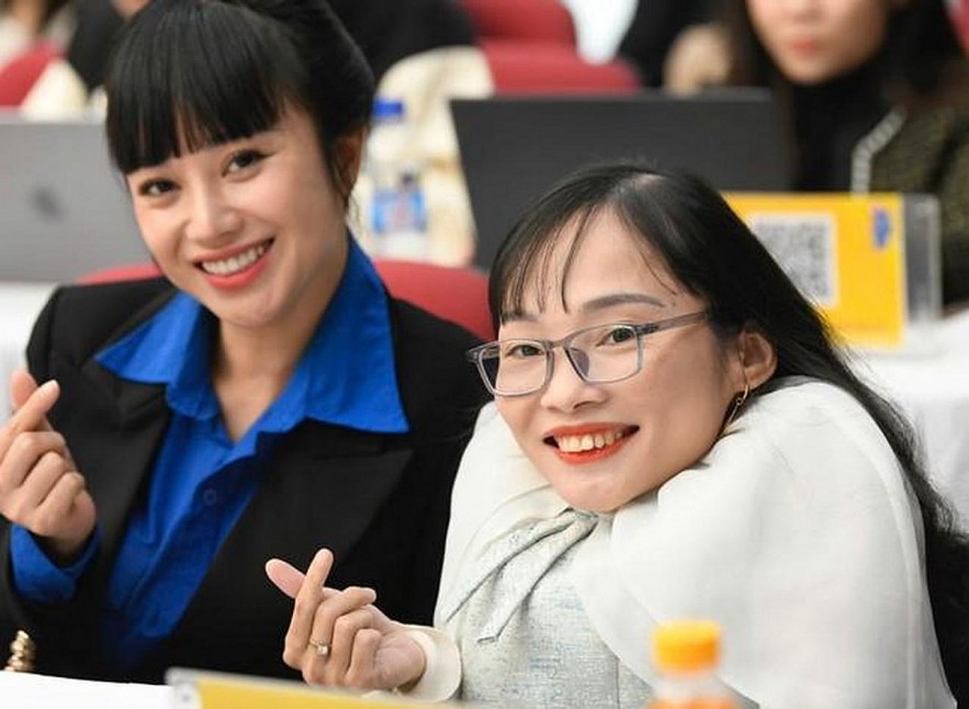 Nguyen Thi Ngoc Tam (right) attends the announcement event for the “Enduring Passion” Award, photo: THP. Nguyen Thi Ngoc Tam (right) attends the announcement event for the “Enduring Passion” Award, photo: THP.