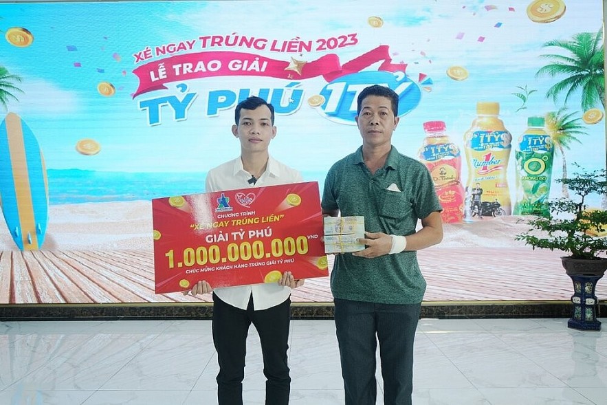 Nguyễn Hoàng Em and his father received a 1-billion-VND prize from Number 1’s “Tear and Win” program in 2023. Photo: Tân Hiệp Phát. Nguyễn Hoàng Em and his father received a 1-billion-VND prize from Number 1’s “Tear and Win” program in 2023. Photo: Tân Hiệp Phát.