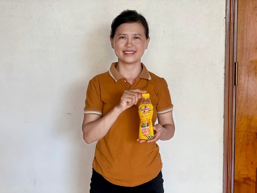 Nguyễn Bích Ngà from Nghệ An and her family saw their lives change after winning 500 million VND thanks to Number 1 in 2024. Photo: Tân Hiệp Phát. Nguyễn Bích Ngà from Nghệ An and her family saw their lives change after winning 500 million VND thanks to Number 1 in 2024. Photo: Tân Hiệp Phát.