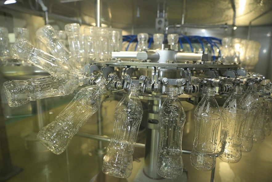 Seventh-generation Aseptic cold-fill technology helps the Number 1 energy drink production line cut greenhouse gas emissions by reducing plastic use and saving water. Seventh-generation Aseptic cold-fill technology helps the Number 1 energy drink production line cut greenhouse gas emissions by reducing plastic use and saving water.