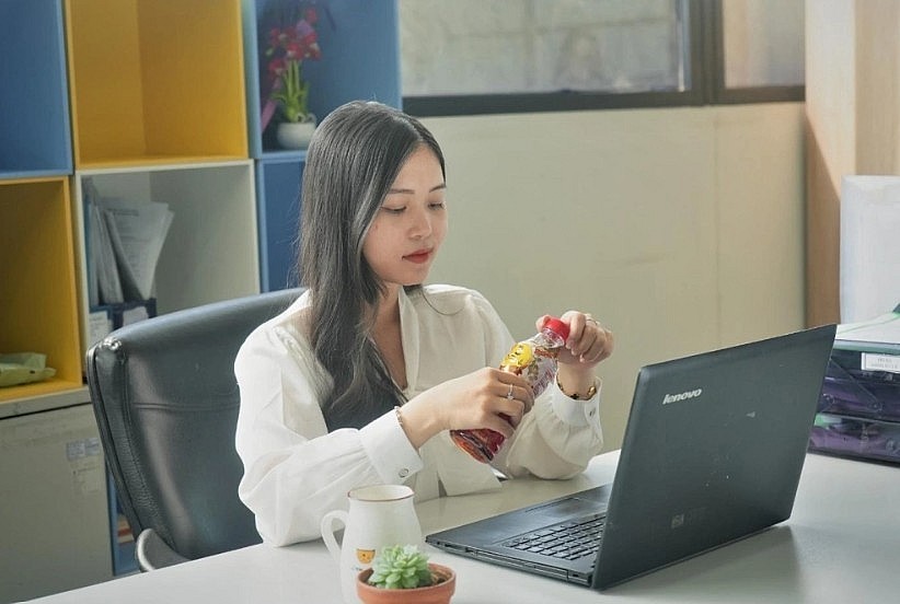 Many Gen Z consumers keep themselves looking bright and energized to make a good impression by drinking Dr. Thanh regularly. Photo: Dr. Thanh. Many Gen Z consumers keep themselves looking bright and energized to make a good impression by drinking Dr. Thanh regularly. Photo: Dr. Thanh.