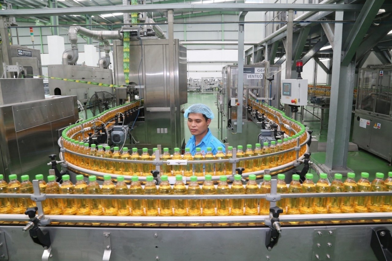 The latest 7th-generation Aseptic Cold Filling system has allowed Trà Xanh Không Độ to reduce the weight of its PET bottles by 50% — from 27g to just 13.5g — cutting CO₂ emissions by 20% per bottle. The latest 7th-generation Aseptic Cold Filling system has allowed Trà Xanh Không Độ to reduce the weight of its PET bottles by 50% — from 27g to just 13.5g — cutting CO₂ emissions by 20% per bottle.