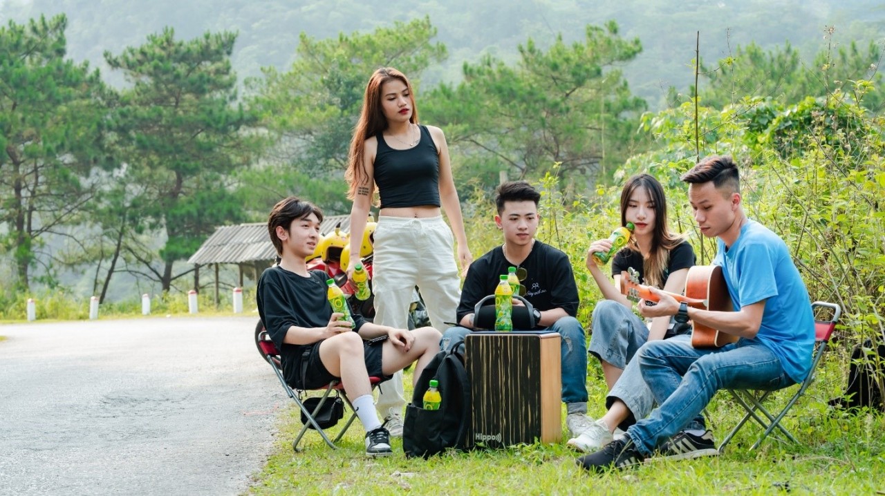 Trà Xanh Không Độ has become a daily ritual for millions of young Vietnamese. It represents a new way to enjoy green tea — convenient, refreshing, and health-conscious.