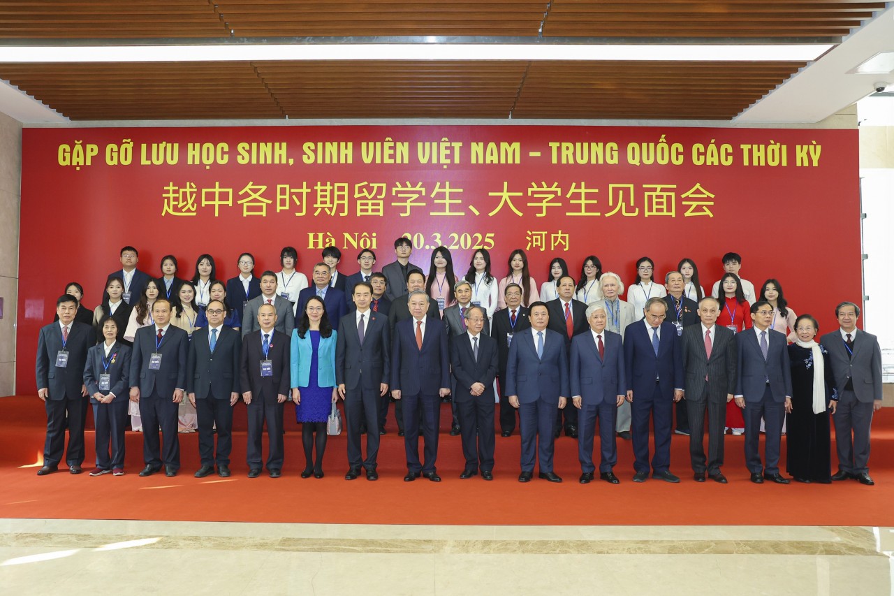 On November 24, 2024, in Hanoi, during his official visit to Viet Nam, Rumen Radev, President of the Republic of Bulgaria, met with the Viet Nam–Bulgaria Friendship Association and Vietnamese friends who studied or worked in Bulgaria. The event was co-organized by the Viet Nam–Bulgaria Friendship Association (under VUFO) and the Embassy of Bulgaria in Viet Nam. (Photo: VUFO) On November 24, 2024, in Hanoi, during his official visit to Viet Nam, Rumen Radev, President of the Republic of Bulgaria, met with the Viet Nam–Bulgaria Friendship Association and Vietnamese friends who studied or worked in Bulgaria. The event was co-organized by the Viet Nam–Bulgaria Friendship Association (under VUFO) and the Embassy of Bulgaria in Viet Nam. (Photo: VUFO)
