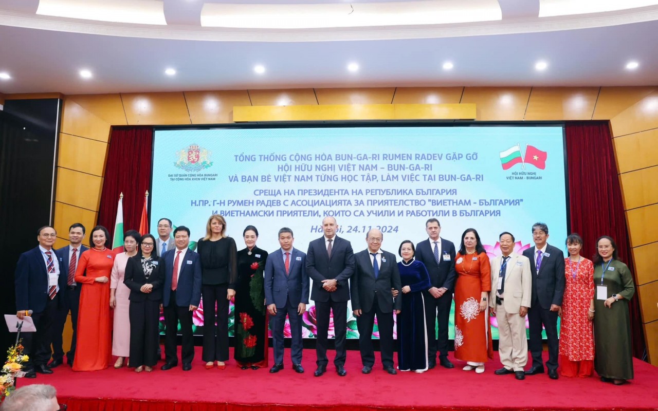 On November 24, 2024, in Hanoi, during his official visit to Viet Nam, Rumen Radev, President of the Republic of Bulgaria, met with the Viet Nam–Bulgaria Friendship Association and Vietnamese friends who studied or worked in Bulgaria. The event was co-organized by the Viet Nam–Bulgaria Friendship Association (under VUFO) and the Embassy of Bulgaria in Viet Nam. (Photo: VUFO) On November 24, 2024, in Hanoi, during his official visit to Viet Nam, Rumen Radev, President of the Republic of Bulgaria, met with the Viet Nam–Bulgaria Friendship Association and Vietnamese friends who studied or worked in Bulgaria. The event was co-organized by the Viet Nam–Bulgaria Friendship Association (under VUFO) and the Embassy of Bulgaria in Viet Nam. (Photo: VUFO)