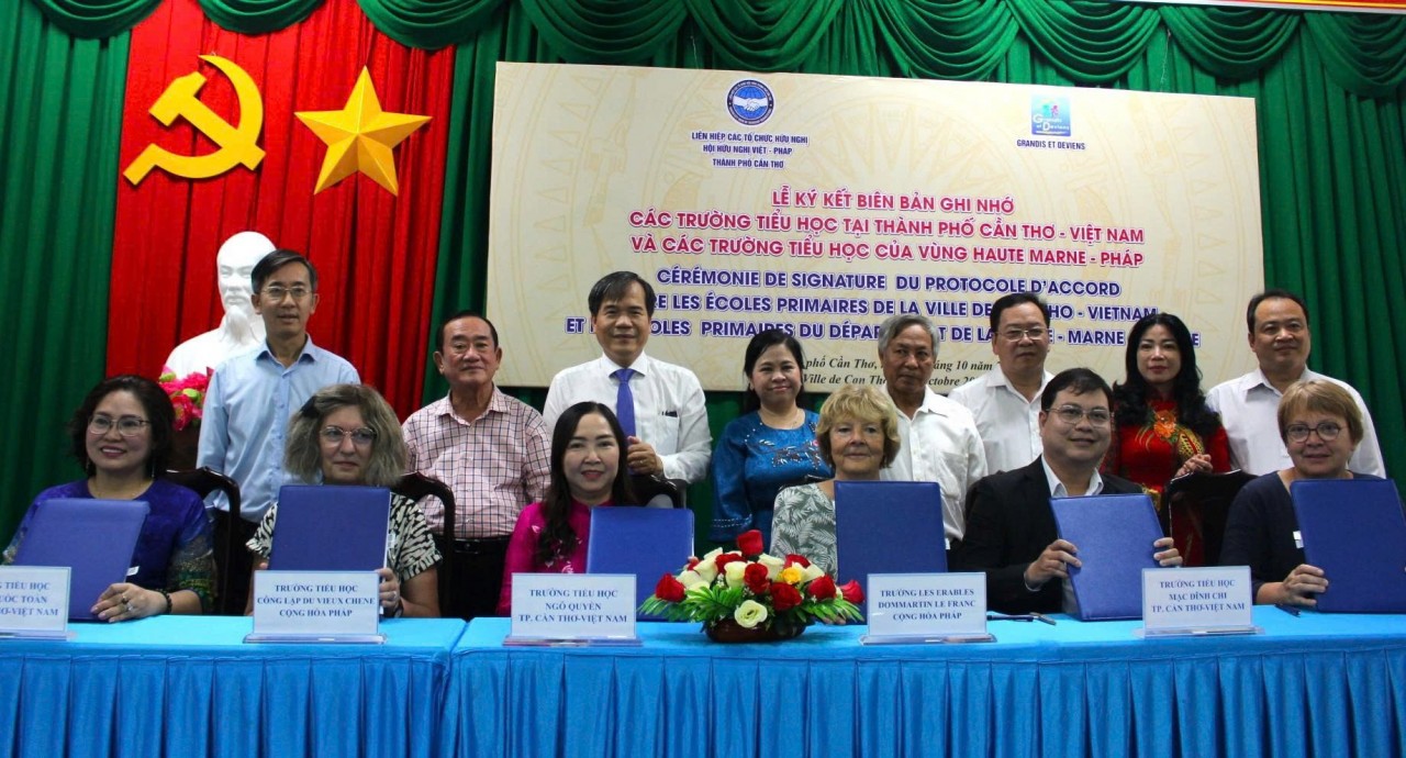 Representatives of Can Tho primary schools sign cooperation agreements with French primary schools. (Photo: HV) Representatives of Can Tho primary schools sign cooperation agreements with French primary schools. (Photo: HV)