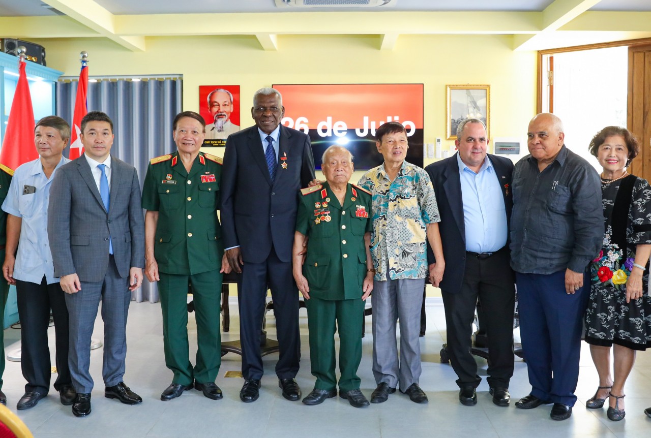 On July 27, 2024, in Hanoi, Esteban Lazo Hernandez, President of the National Assembly of People’s Power and the Council of State of Cuba, met with leaders of VUFO, the Viet Nam–Cuba Friendship Association, the Club of Vietnamese Alumni in Cuba, and the Truong Son – Ho Chi Minh Trail Tradition Association. (Photo: Dinh Hoa) On July 27, 2024, in Hanoi, Esteban Lazo Hernandez, President of the National Assembly of People’s Power and the Council of State of Cuba, met with leaders of VUFO, the Viet Nam–Cuba Friendship Association, the Club of Vietnamese Alumni in Cuba, and the Truong Son – Ho Chi Minh Trail Tradition Association. (Photo: Dinh Hoa)