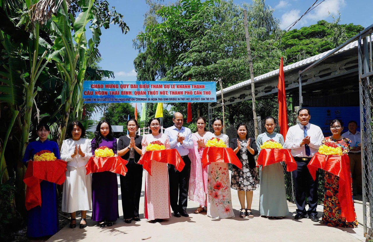 Inauguration of the Ngon Thai Binh Bridge - the friendship bridge funded by the Consulate General of India. (Photo: HV) Inauguration of the Ngon Thai Binh Bridge - the friendship bridge funded by the Consulate General of India. (Photo: HV)