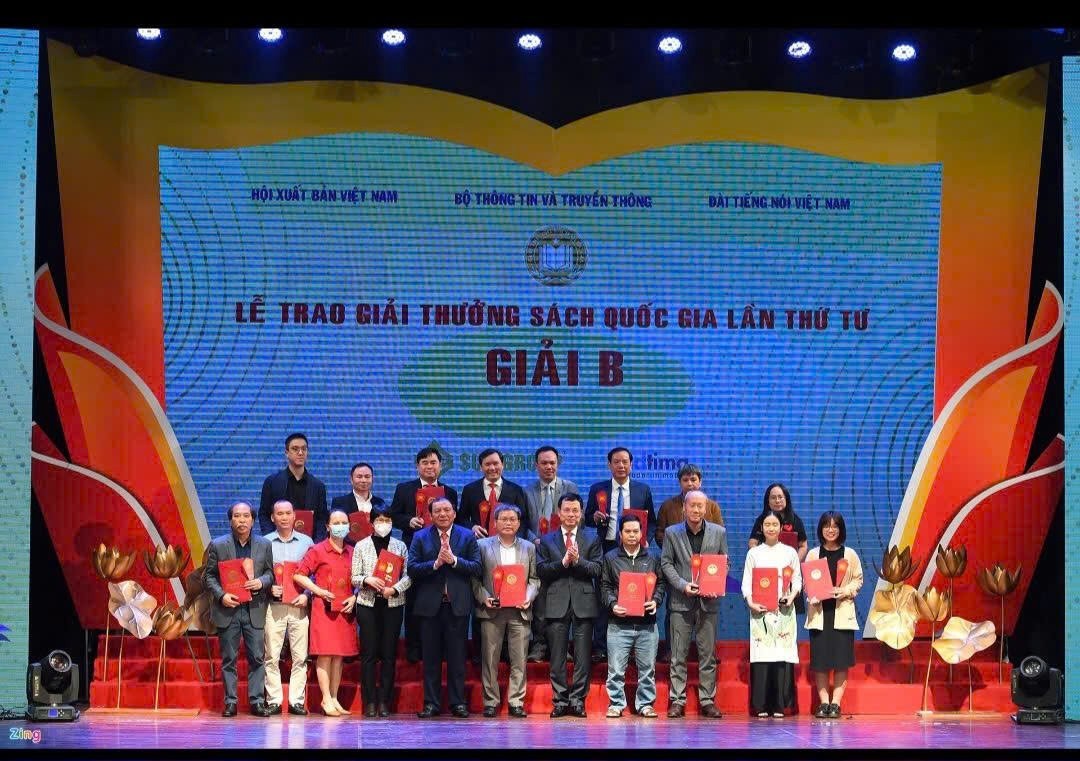 The Nghe An Union of Friendship Organizations receives the B Prize awarded by the Council of the 4th National Book Awards in 2021. (Photo: Zing News) The Nghe An Union of Friendship Organizations receives the B Prize awarded by the Council of the 4th National Book Awards in 2021. (Photo: Zing News)