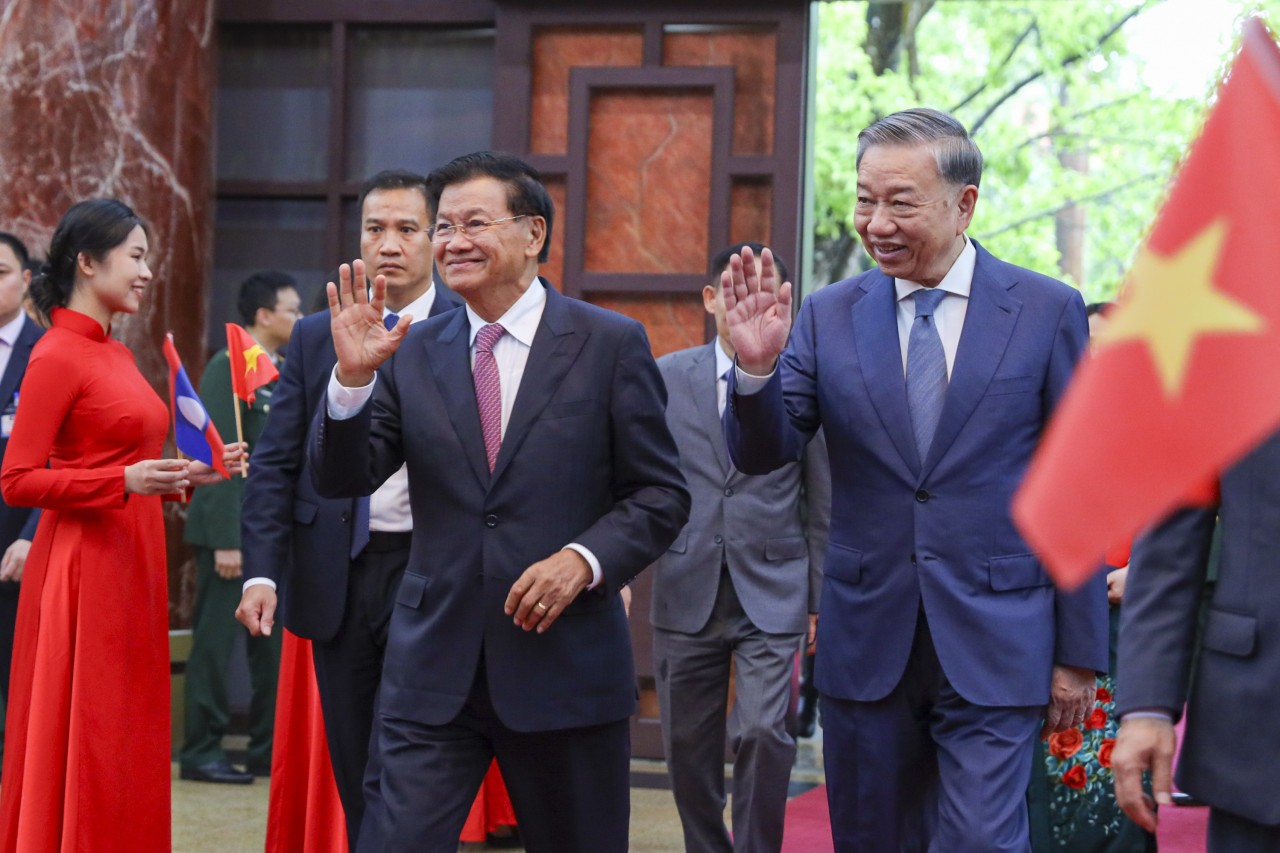 As part of his state visit to Viet Nam, on September 11, 2024, in Hanoi, Thongloun Sisoulith, General Secretary of the Central Committee of the Lao People’s Revolutionary Party and President of the Lao People’s Democratic Republic, met with former Vietnamese volunteer soldiers and experts, as well as the young generations of Viet Nam and Laos. The program was jointly organized by the Ministry of National Defense, the Party Central Committee’s Commission for External Relations, and VUFO. (Photo: Dinh Hoa) As part of his state visit to Viet Nam, on September 11, 2024, in Hanoi, Thongloun Sisoulith, General Secretary of the Central Committee of the Lao People’s Revolutionary Party and President of the Lao People’s Democratic Republic, met with former Vietnamese volunteer soldiers and experts, as well as the young generations of Viet Nam and Laos. The program was jointly organized by the Ministry of National Defense, the Party Central Committee’s Commission for External Relations, and VUFO. (Photo: Dinh Hoa)