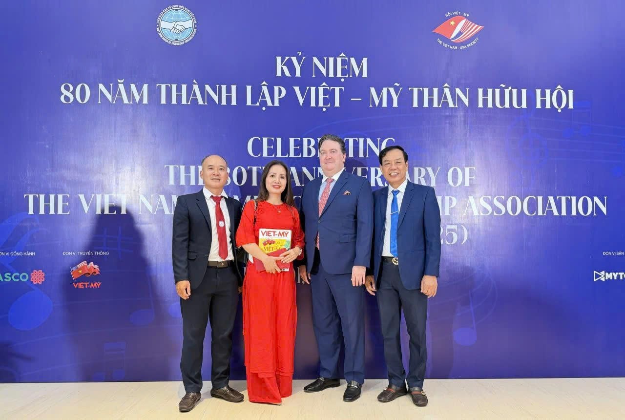 The Nghe An Union of Friendship Organizations poses for a commemorative photo with H.E. Marc E. Knapper – US Ambassador to Vietnam – on the occasion of the 80th anniversary of the founding of the Viet–US Friendship Association, now the Vietnam-US Association (October 16, 2025). (Photo: Dinh Hoa) The Nghe An Union of Friendship Organizations poses for a commemorative photo with H.E. Marc E. Knapper – US Ambassador to Vietnam – on the occasion of the 80th anniversary of the founding of the Viet–US Friendship Association, now the Vietnam-US Association (October 16, 2025). (Photo: Dinh Hoa)