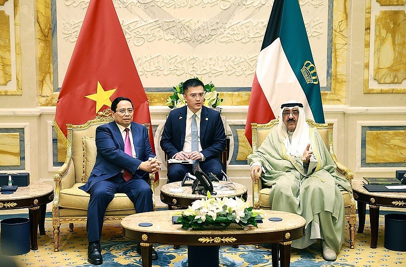 Prime Minister Pham Minh Chinh (left) and Emir Sheikh Meshal Al-Ahmad Al-Jaber Al-Sabah at their meeting in Kuwait City on November 17 (Photo: VNA) Prime Minister Pham Minh Chinh (left) and Emir Sheikh Meshal Al-Ahmad Al-Jaber Al-Sabah at their meeting in Kuwait City on November 17 (Photo: VNA)