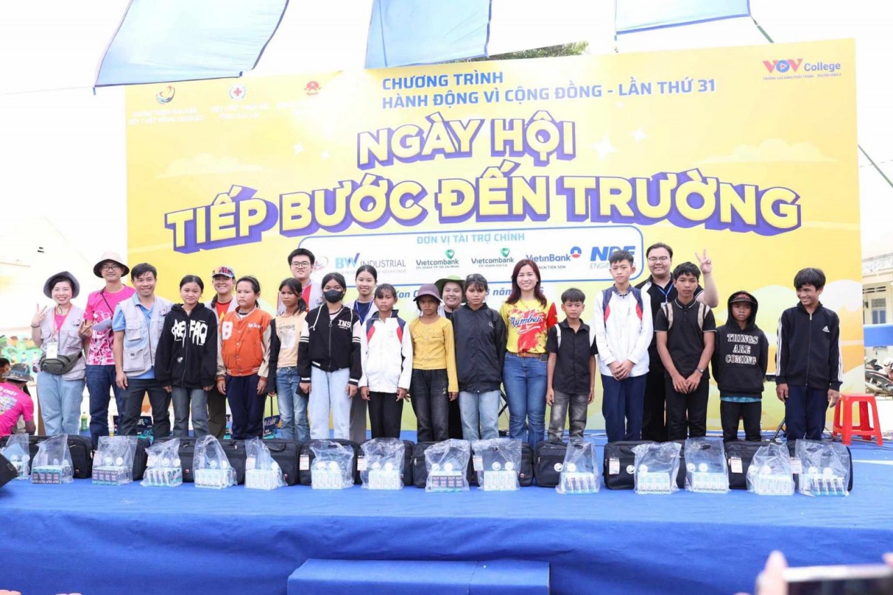 The 31st Community Action Program gave many practical gifts to students and people in difficult circumstances in Kon Chieng commune - Gia Lai province. The 31st Community Action Program gave many practical gifts to students and people in difficult circumstances in Kon Chieng commune - Gia Lai province.