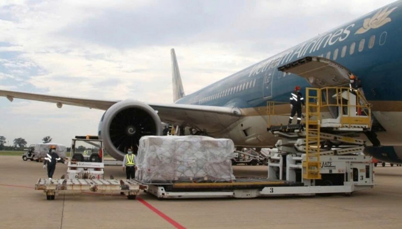 A shipment of medical supplies including 2 million medical masks, 200 ventilators, and 10 tons of the disinfectant chemical Chloramine B from Viet Nam to help Laos respond to the Covid-19 pandemic was delivered to Wattay Airport (Vientiane, Laos) on May 4, 2021. (Photo: VOV). A shipment of medical supplies including 2 million medical masks, 200 ventilators, and 10 tons of the disinfectant chemical Chloramine B from Viet Nam to help Laos respond to the Covid-19 pandemic was delivered to Wattay Airport (Vientiane, Laos) on May 4, 2021. (Photo: VOV).