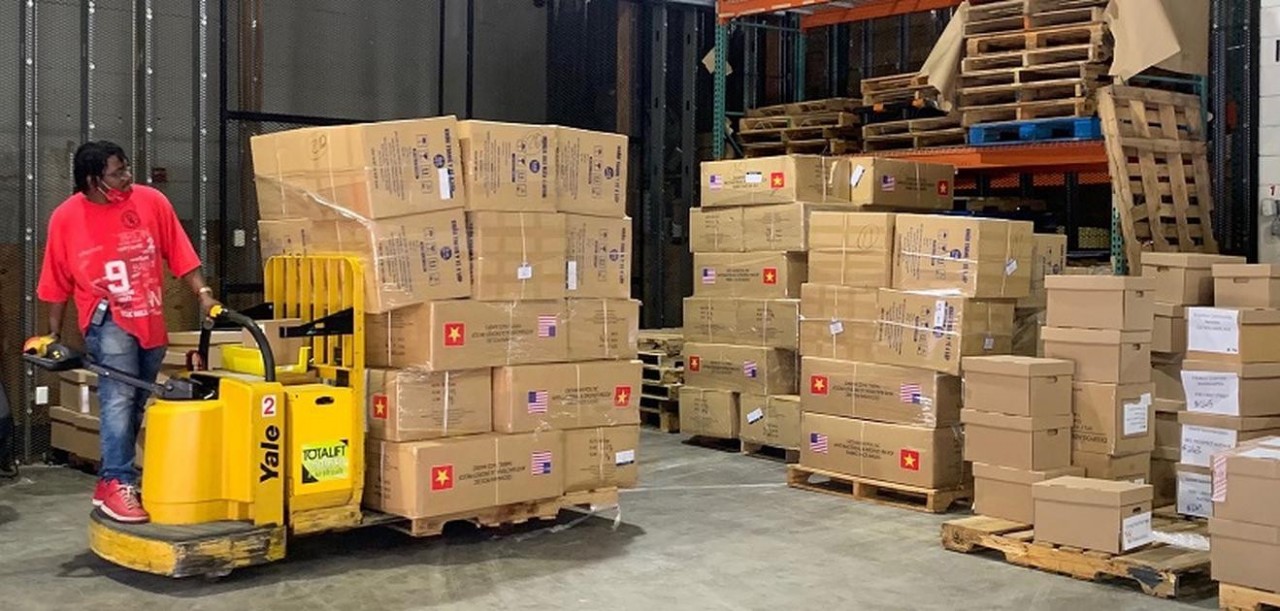 On July 9, 2020, a shipment carrying 2 tons of antibacterial fabric masks and medical masks donated by Hanoi to New York was processed for customs clearance and handed over to the city by the Embassy of Viet Nam in the United States and the Permanent Mission of Viet Nam to the United Nations. (Photo: Ministry of Foreign Affairs). On July 9, 2020, a shipment carrying 2 tons of antibacterial fabric masks and medical masks donated by Hanoi to New York was processed for customs clearance and handed over to the city by the Embassy of Viet Nam in the United States and the Permanent Mission of Viet Nam to the United Nations. (Photo: Ministry of Foreign Affairs).