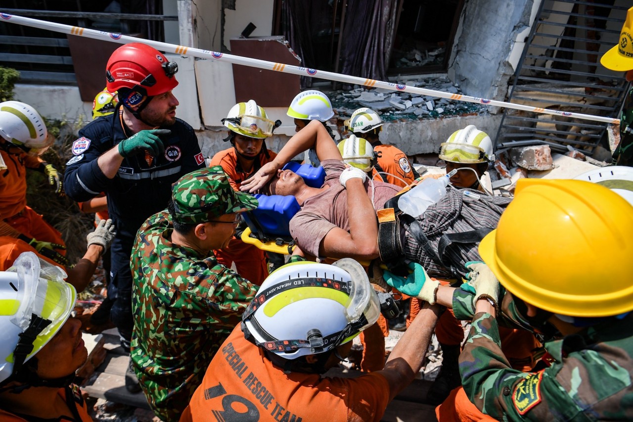 On April 5, 2025, the rescue team of the Ministry of National Defense of Viet Nam, performing an international mission in Myanmar, found and retrieved two more bodies of victims of the March 28, 2025 earthquake. (Photo: People's Newspaper). On April 5, 2025, the rescue team of the Ministry of National Defense of Viet Nam, performing an international mission in Myanmar, found and retrieved two more bodies of victims of the March 28, 2025 earthquake. (Photo: People's Newspaper).