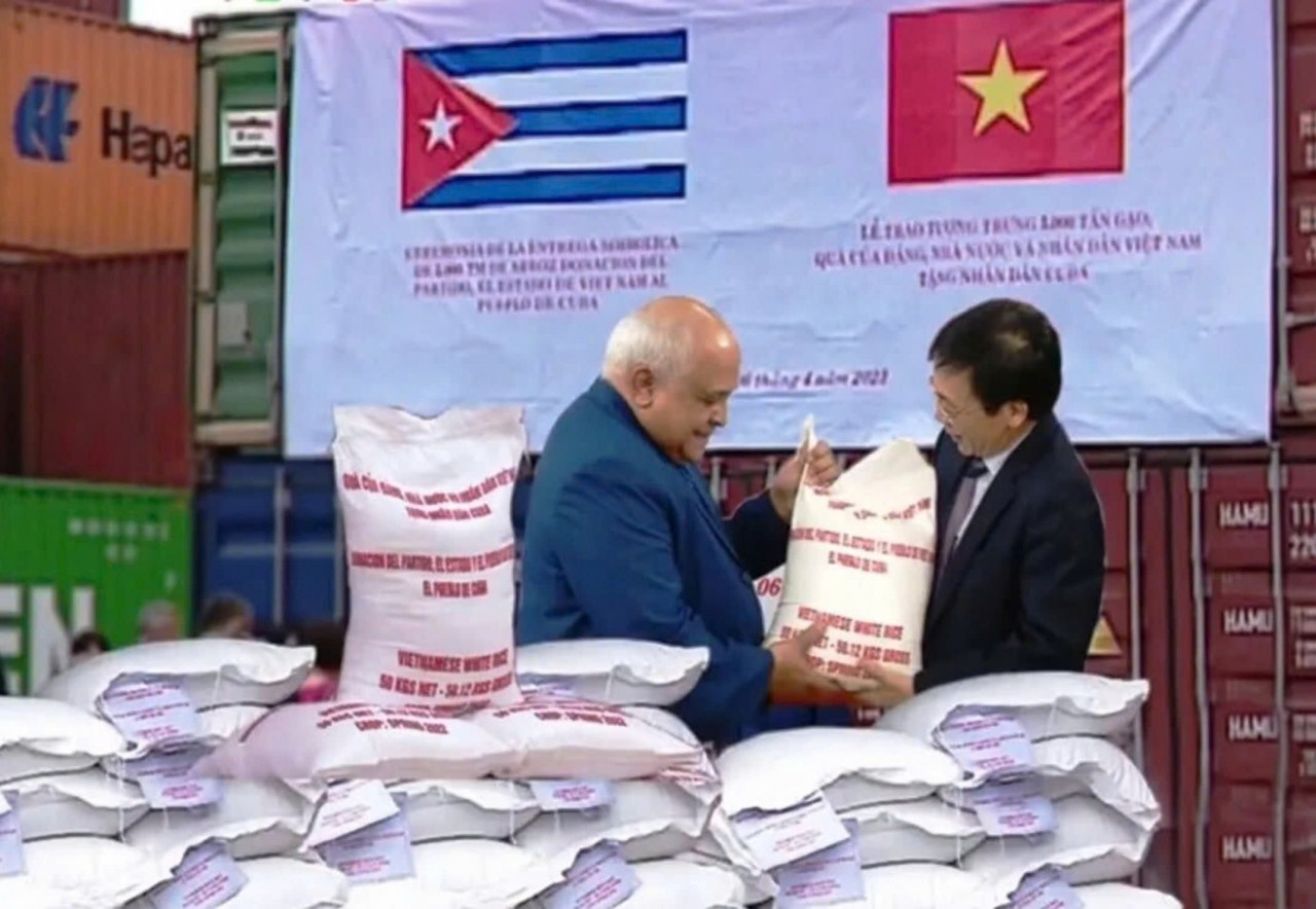 On April 6, 2023, at Hai Phong Port, Viet Nam handed over 5,000 tons of rice to the people of Cuba in the presence of the Cuban Ambassador to Viet Nam Orlando Nicolas Hernandez Guillen. (Photo: VTV). On April 6, 2023, at Hai Phong Port, Viet Nam handed over 5,000 tons of rice to the people of Cuba in the presence of the Cuban Ambassador to Viet Nam Orlando Nicolas Hernandez Guillen. (Photo: VTV).