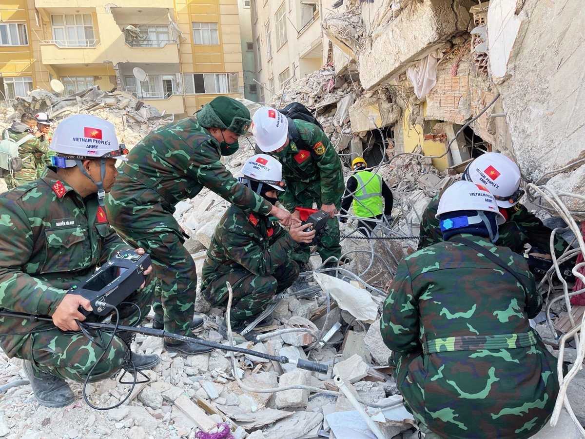 The Viet Nam People's Army forces search for victims in the rubble after the earthquake disaster in Hatay (Türkiye) on February 13, 2023. (Photo: VNA). The Viet Nam People's Army forces search for victims in the rubble after the earthquake disaster in Hatay (Türkiye) on February 13, 2023. (Photo: VNA).