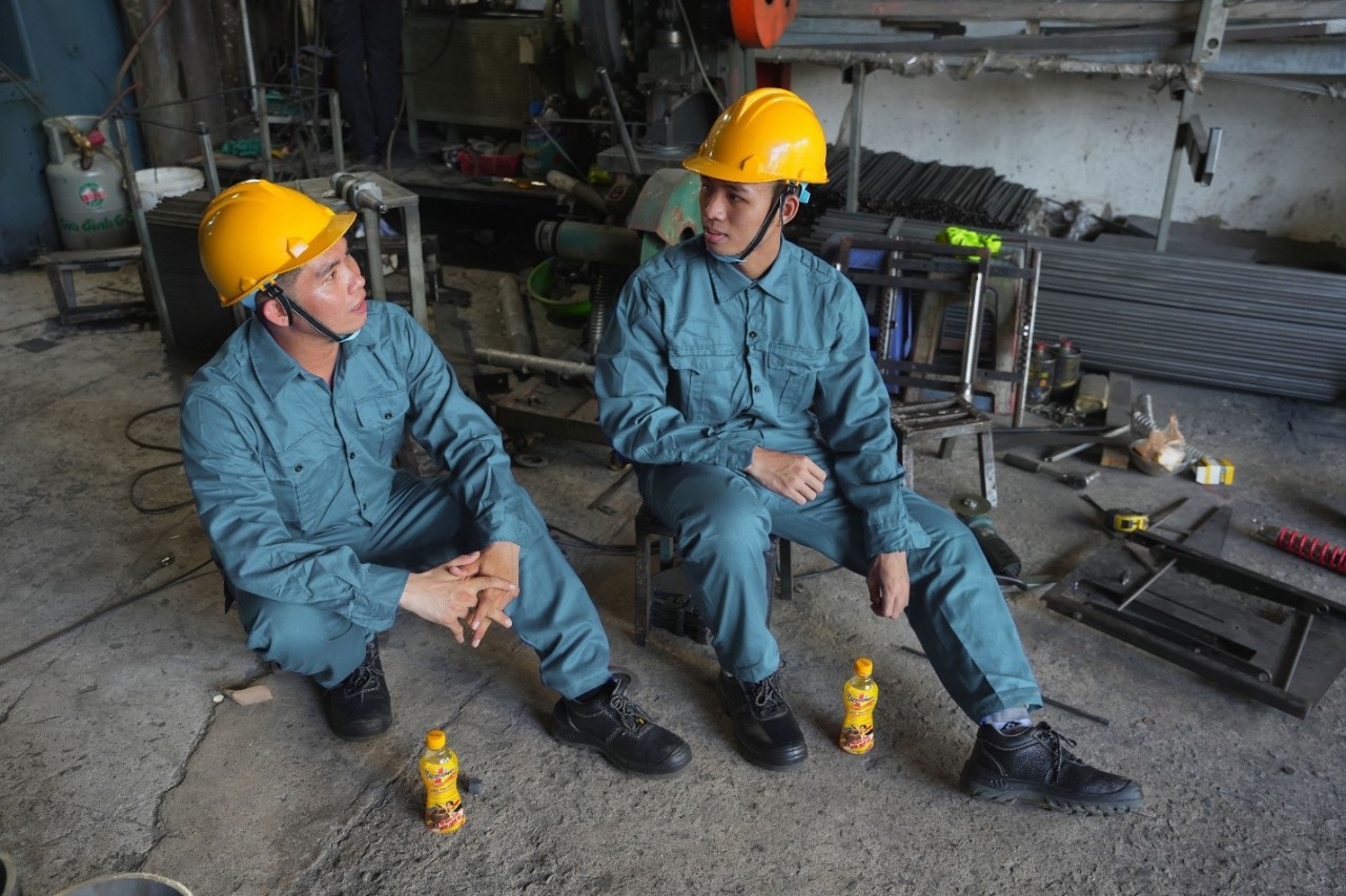 Many workers do not let fatigue defeat them, do not let challenges stop them. Instead of giving up, they choose to recharge their batteries to stay alert and persistent in their work.