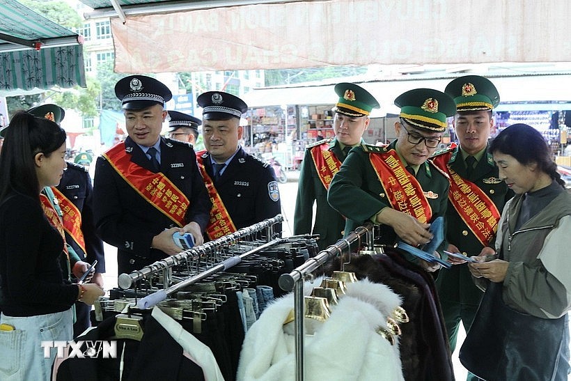 Vietnamese, Chinese border guards disseminate laws in Lang Son's Tan Thanh market (Photo: VNA)