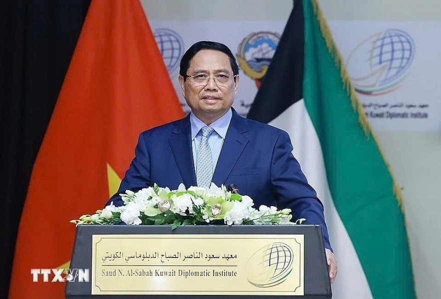 Vietnamese Minister Pham Minh Chinh delivers a policy speech at Saud N. Al-Sabah Kuwait Diplomatic Institute on November 18. (Photo: VNA)
