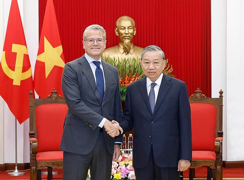 Party General Secretary To Lam receives Vincent Clerc, Chief Executive Officer of Denmark’s A.P. Moller – Maersk on November 18 in Hanoi. (Photo: VNA)