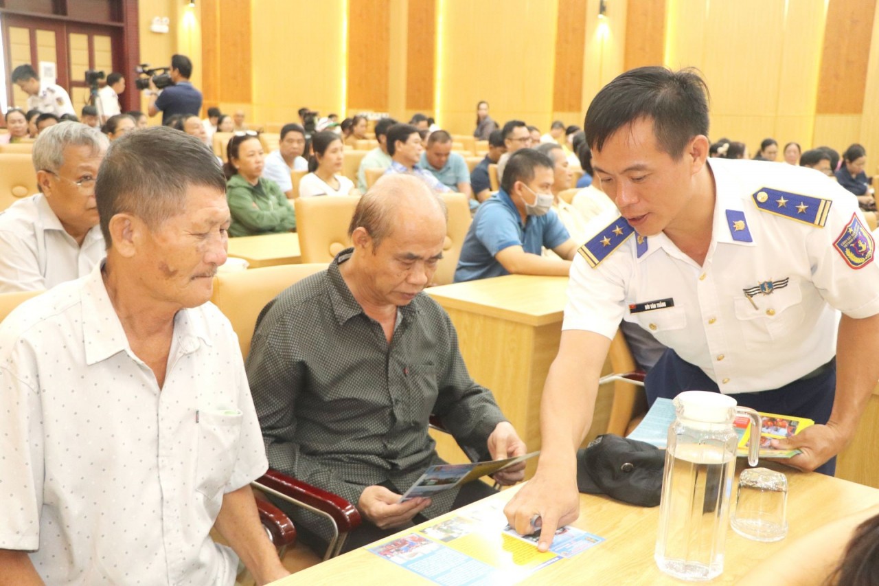 Fishermen received leaflets and brochures for communication purposes.