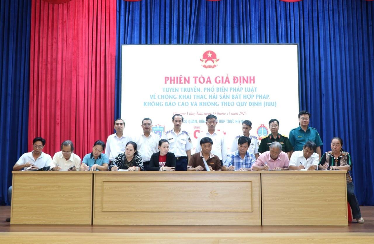 Fishermen in Vung Tau Ward signed commitments not to violate IUU regulations.