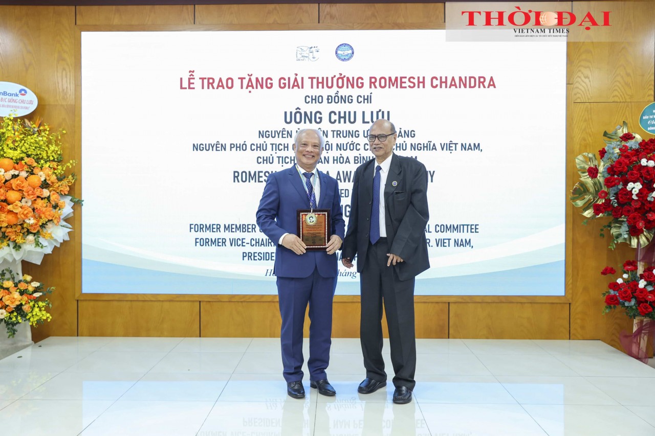 Pallab Sengupta (right), Secretary of the National Council of the Communist Party of India and President of the World Peace Council, presents the Romesh Chandra Peace Award to Mr. Uông Chu Lưu, former Member of the Party Central Committee, former Vice Chairman of the National Assembly, and President of the Viet Nam Peace Committee. (Photo: Đinh Hòa) Pallab Sengupta (right), Secretary of the National Council of the Communist Party of India and President of the World Peace Council, presents the Romesh Chandra Peace Award to Mr. Uông Chu Lưu, former Member of the Party Central Committee, former Vice Chairman of the National Assembly, and President of the Viet Nam Peace Committee. (Photo: Đinh Hòa)