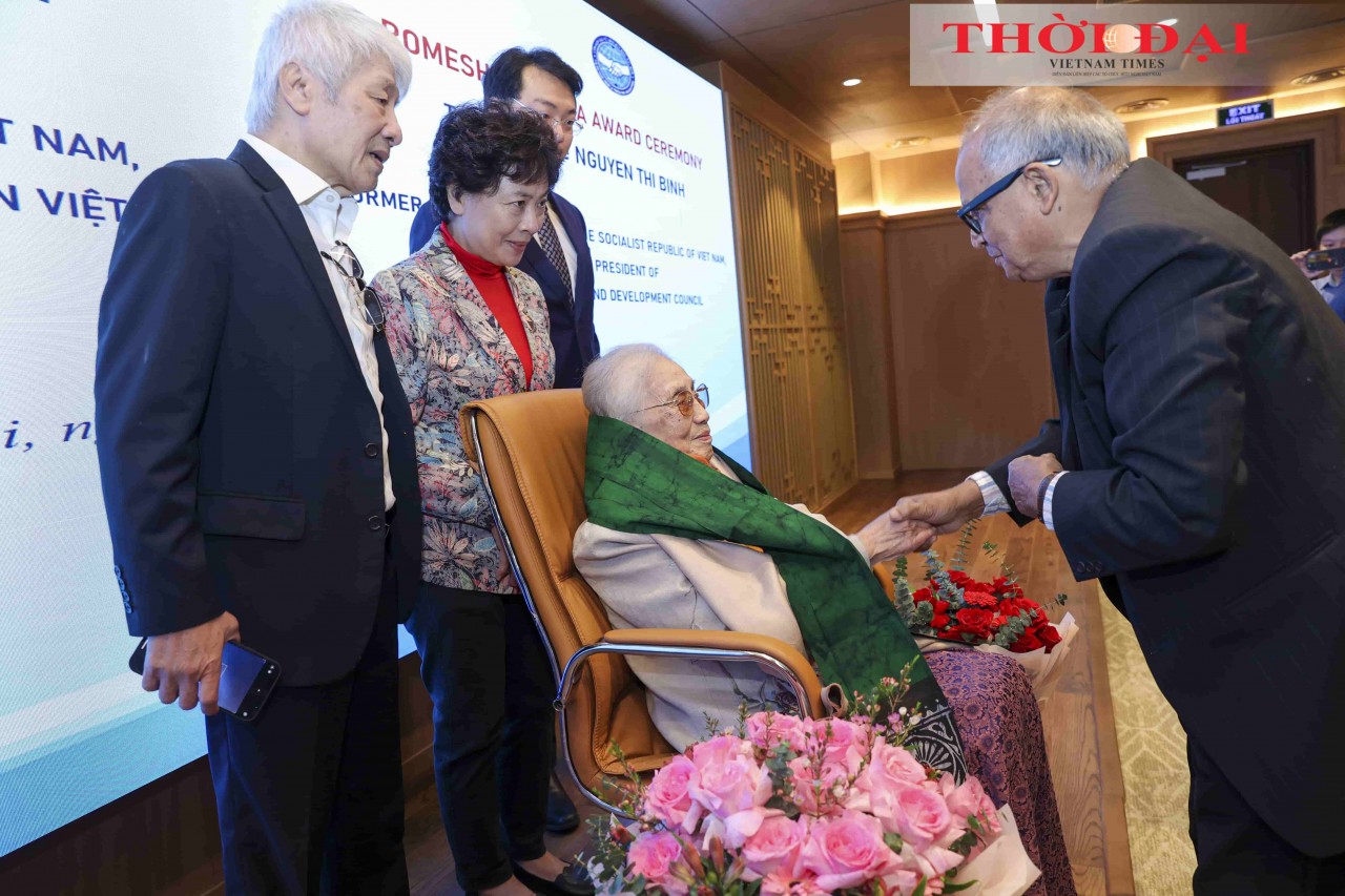 Nguyen Thi Binh, former Member of the Party Central Committee, former Vice President, and Honorary President of the Viet Nam Peace and Development Foundation (now the Viet Nam Peace and Development Council), shakes hands with Mr. Rabin Deb, Member of the Central Control Commission of the Communist Party of India (Marxist) and Member of the Advisory Council of the All India Peace and Solidarity Organisation. (Photo: Đinh Hòa) Nguyen Thi Binh, former Member of the Party Central Committee, former Vice President, and Honorary President of the Viet Nam Peace and Development Foundation (now the Viet Nam Peace and Development Council), shakes hands with Mr. Rabin Deb, Member of the Central Control Commission of the Communist Party of India (Marxist) and Member of the Advisory Council of the All India Peace and Solidarity Organisation. (Photo: Đinh Hòa)