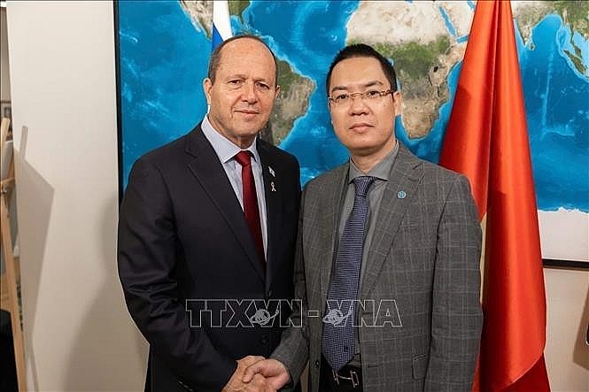 Vietnamese Trade Counsellor in Israel Le Thai Hoa (right) and Israeli Minister of Economy and Industry Nir Barkat (Photo: VNA) Vietnamese Trade Counsellor in Israel Le Thai Hoa (right) and Israeli Minister of Economy and Industry Nir Barkat (Photo: VNA)
