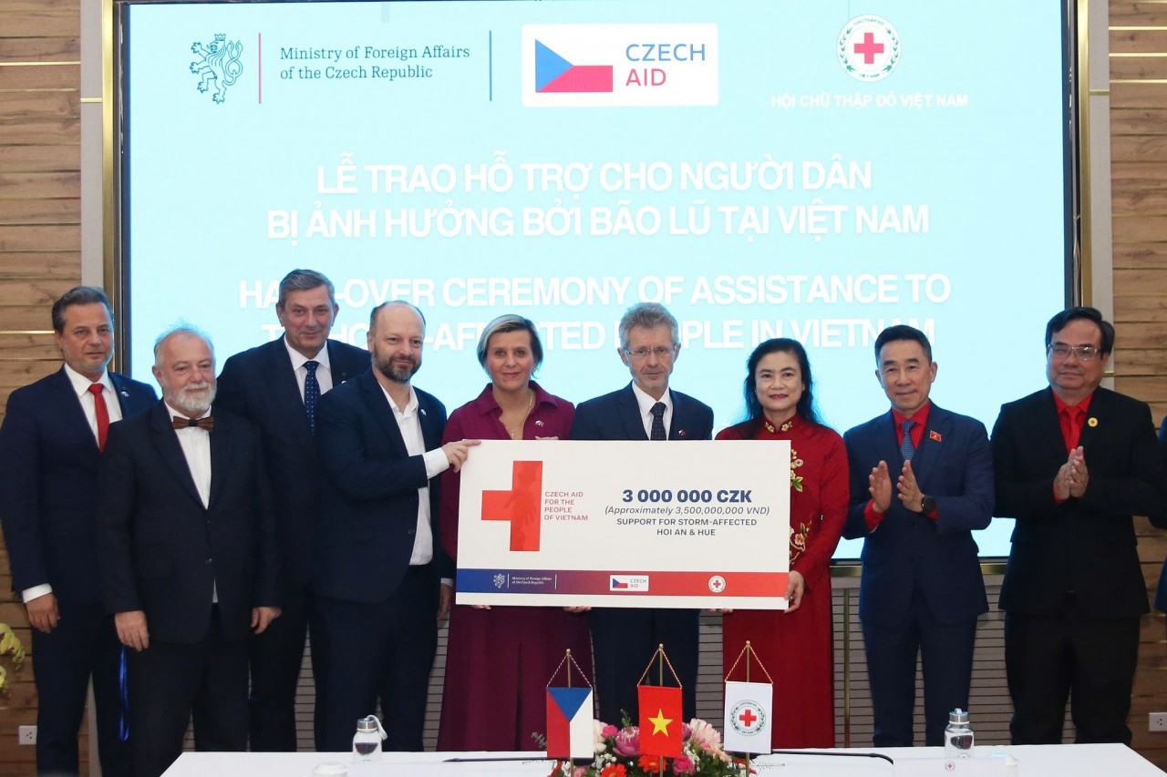 International Organizations Provide Emergency Aid To Disaster-Hit Localities In Vietnam