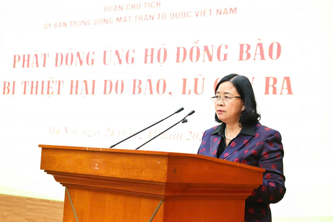 Politburo member, Secretary of the Party Central Committee, and Chair of the Viet Nam Fatherland Front Central Committee Bui Thi Minh Hoai reads the Appeal calling for support for people in the Central and Central Highlands provinces affected by storms and floods. (Photo: Minh Duc)