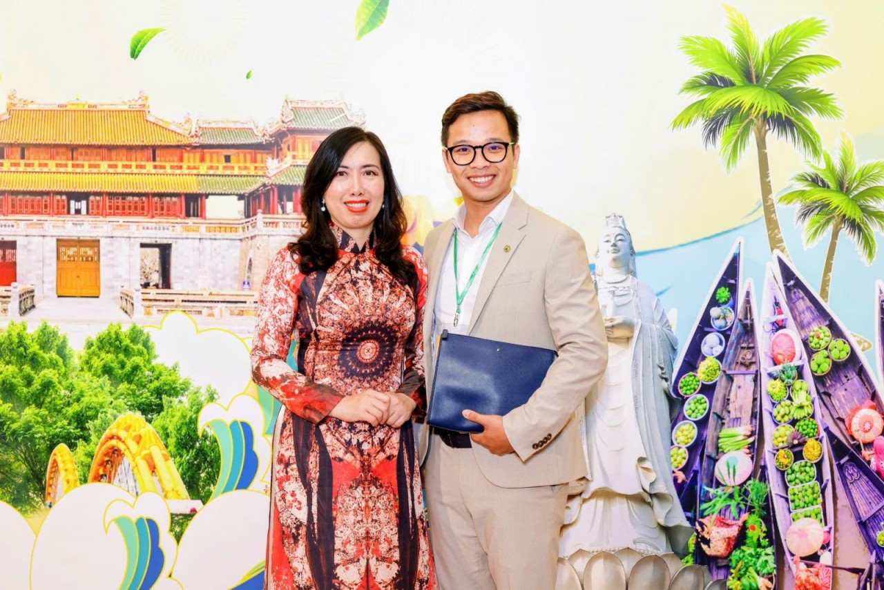 Assoc. Prof. Dr. Tran Le Hung takes a commemorative photo with Vice Minister of Foreign Affairs Le Thi Thu Hang. (Photo: scov.gov.vn)