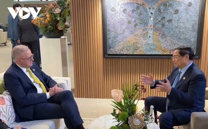Vietnamese Prime Minister Pham Minh Chinh (R) meets Australian Prime Minister Anthony Albanese in South Africa on November 23.