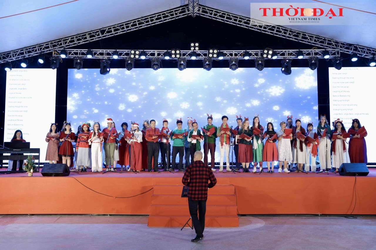 A performance at the Vietnam–U.S. Friendship Exchange Program. (Photo: Đinh Hòa)