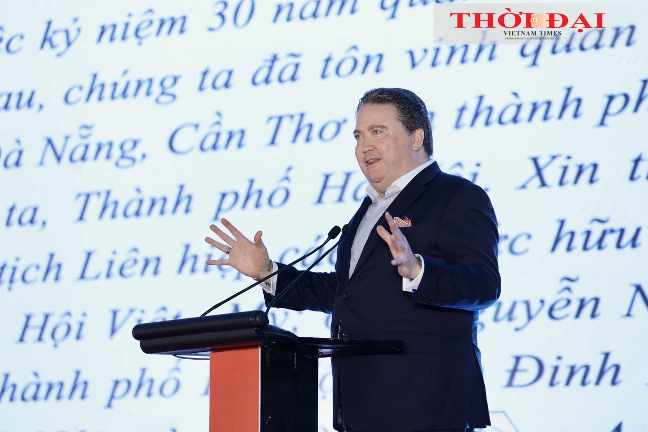 U.S. Ambassador to Vietnam Marc E. Knapper speaks at the Vietnam–U.S. Friendship Exchange Program. (Photo: Đinh Hòa)