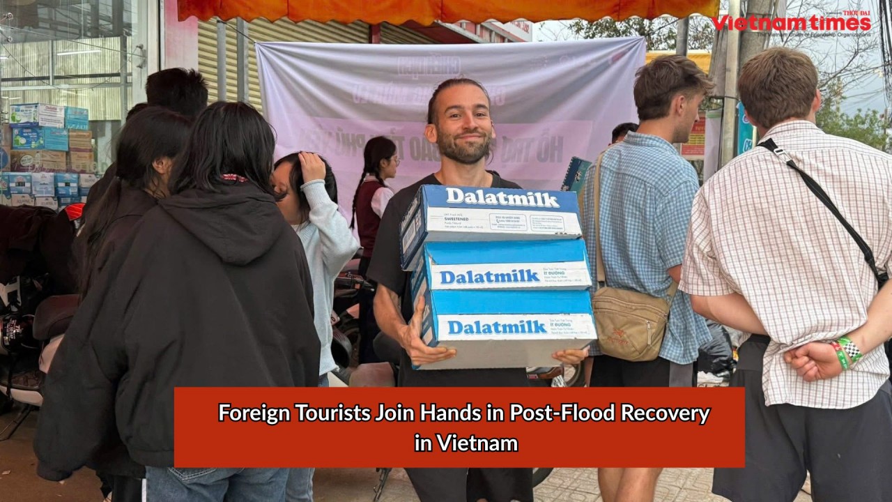 Foreign Tourists Join Hands in Post-Flood Recovery in Vietnam