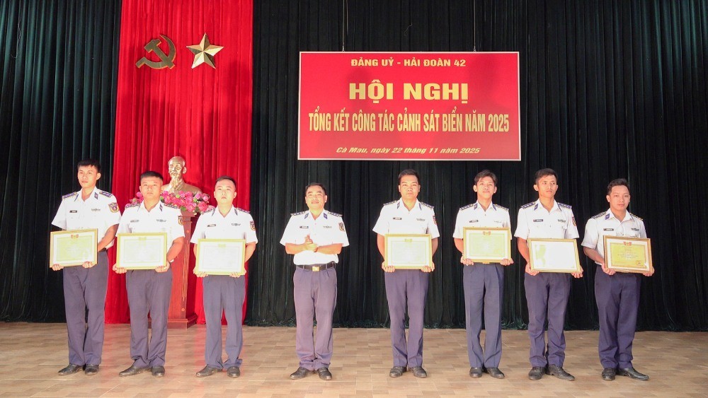 Lieutenant Colonel Trinh Minh Hien (center), Political Commissar of Naval Squadron 42, presents certificates of merit to individuals with outstanding achievements in the 2025 emulation movement. (Photo: Command of Coast Guard Region 4)