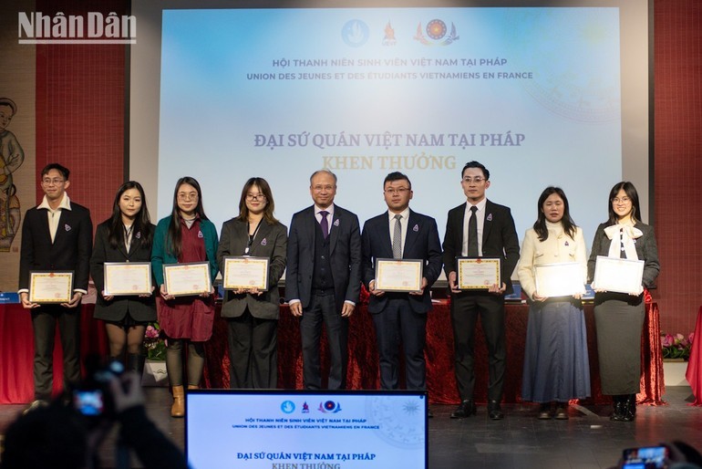 Ambassador Dinh Toan Thang (center) presents certificates of merit to outstanding members of the Union for their notable contributions during the 2022–2025 term. (Photo: People's Newspaper)
