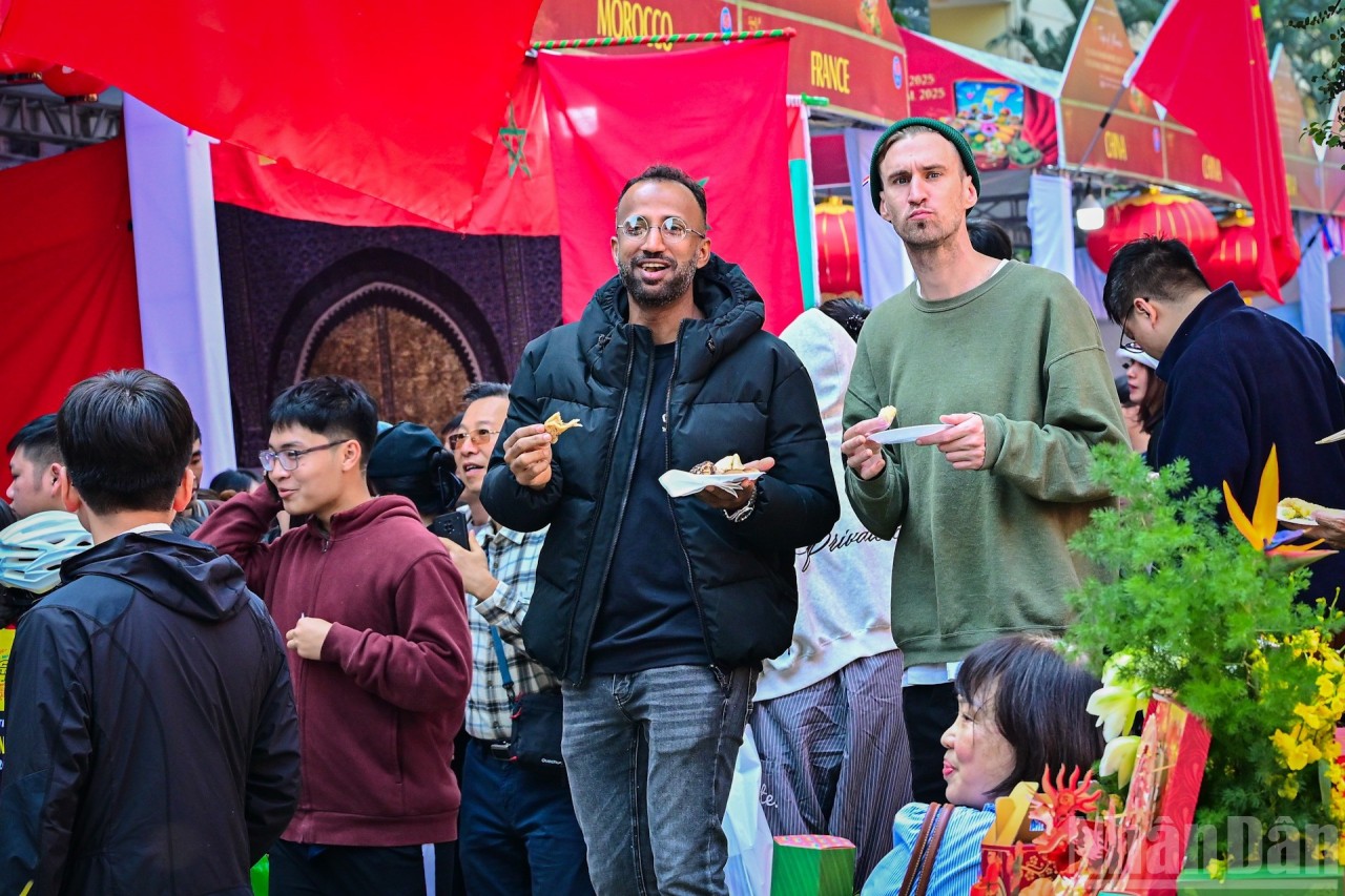 International visitors enjoying the culinary spaces at the Festival. (Photo: People's Newspaper) International visitors enjoying the culinary spaces at the Festival. (Photo: People's Newspaper)