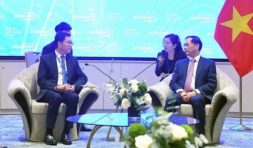Vietnamese Deputy Prime Minister Bui Thanh Son (R) meets Lao Deputy Minister of Technology and Communications Saysanaa Sitthiphone in Ho Chi Minh City on November 25 on the sidelines ò the 2025 Autumn Economic Forum.