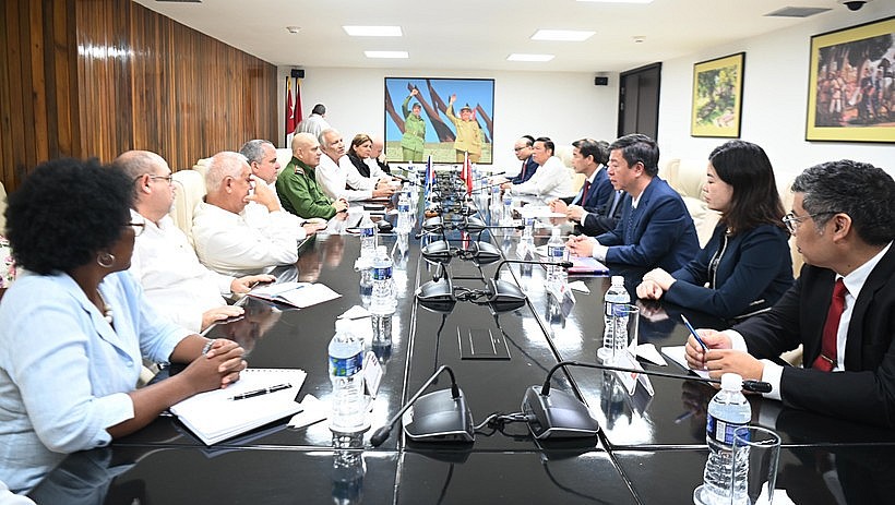 The meeting between the delegation from the Scientific Council of the Communist Party of Vietnam commissions and Roberto Morales Ojeda, Politburo member, Permanent Member of the Secretariat of the Communist Party of Cuba Central Committee, and head of its Organisation Commission (Photo: VNA)