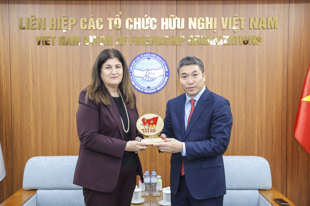 President of the Vietnam Union of Friendship Organizations Phan Anh Sơn (right) presents a souvenir to Minister of Foreign Affairs and Expatriates of the State of Palestine Varsen Aghabekian Shahin. (Photo: Đinh Hòa)