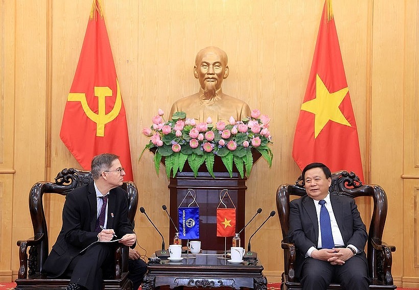 Professor Dr. Nguyen Xuan Thang (right), President of the Ho Chi Minh National Academy of Politics (HCMA) and Chairman of the Central Theory Council, meets with Carlos Felipe Jaramillo, WB Vice President for the East Asia and Pacific Region. (Photo: VNA) Professor Dr. Nguyen Xuan Thang (right), President of the Ho Chi Minh National Academy of Politics (HCMA) and Chairman of the Central Theory Council, meets with Carlos Felipe Jaramillo, WB Vice President for the East Asia and Pacific Region. (Photo: VNA)